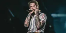 “Non c’è nessuno in tutto l’universo che possa dirvi un c***o”: Post Malone dà la carica ai 25mila fan italiani a Milano. Ad applaudirlo anche Olly e Naska