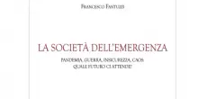 La società dell’emergenza: così il potere sfrutta pandemie, guerre e clima per rigenerarsi