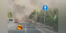 Incendio in Salento vicino a case vacanze, più di cento persone evacuate: il video dei roghi che lambiscono le abitazioni