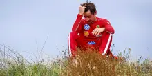 Solo, triste, a fissare il vuoto: le foto che mostrano tutta la disperazione di Leclerc dopo il Gp d’Olanda