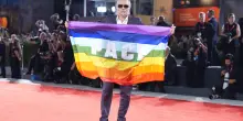 Venezia 2025, Piero Pelù parla forte e chiaro sventolando la bandiera della pace sul red carpet