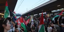 Il video della stazione di Pisa occupata: i manifestanti pro-Gaza entrano al binario uno