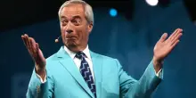 “Laburisti in crisi e conservatori disintegrati”: l’ultradestra di Farage pronta a governare la Gran Bretagna. E rilancia le espulsioni di massa