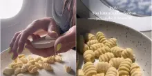 “Quando odi il cibo degli aerei e quindi ti arrangi da sola”: influencer prepara gnocchi fatti a mano sul tavolino dell’aereo e scatta la polemica