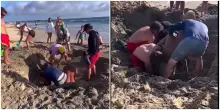 Buca in spiaggia si riempie d’acqua e i bambini restano intrappolati nella sabbia: il salvataggio è una corsa contro il tempo – VIDEO
