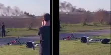 Aereo si schianta e prende fuoco sotto gli occhi del pubblico dell’air show. Morti i due piloti – VIDEO