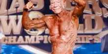 “Mangio funghi e bevo olio d’oliva”: a 93 anni Jim Arrington, il bodybuilder più anziano del mondo, svela i trucchi della sua dieta