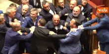Spintoni e urla: bagarre alla Camera dopo l’approvazione della separazione carriere