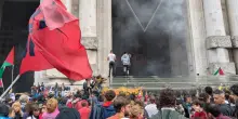 Corteo per Gaza a Milano, caos in Stazione Centrale: manganellate della polizia, lacrimogeni e turisti in fuga