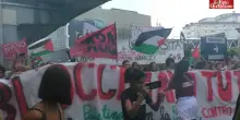 Corteo per Gaza a Genova, oltre 20mila persone in strada: “Meloni interrompa rapporti con Israele, sennò in piazza altre cento volte”
