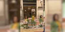 Attiviste “insanguinate” e col corpo dipinto da serpente, l’azione di Peta al negozio di Prada: “Stop pelli di animali selvatici”