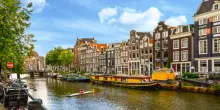 Troppi turisti, arriva la causa al consiglio comunale: residenti di Amsterdam chiedono nuove misure