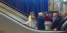 Trump arriva all’Onu ma la scala mobile si blocca subito, costretto a salire a piedi. La Casa Bianca: “Volevano umiliarlo?”