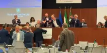 Il centrodestra in Lombardia blocca il Consiglio per la caccia sui valichi, l’opposizione occupa i banchi della presidenza: “È la vostra priorità?”