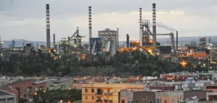 Operaio muore all&rsquo;ex Ilva di Taranto: &egrave; precipitato durante un controllo delle valvole. I sindacati: &ldquo;24 ore di sciopero&rdquo;