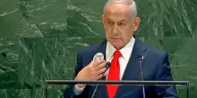 Netanyahu all’Onu con un Qr code appuntato sulla giacca: “Per ricordare il 7 ottobre, prendete i cellulari e inquadratelo”