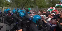 Corteo pro Pal a Torino, cariche della polizia sui manifestanti diretti all’aeroporto di Caselle – Video