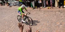 Pogacar riscrive ancora la storia: domina il primo mondiale in Africa scattando a oltre 100 km dall’arrivo. Secondo Evenepoel
