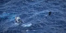 Migranti, SeaWatch: “Motovedetta libica respinge un gommone, una persona annega”. Il video di Seabird