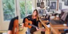 “Posso suonarti una canzone?”: Carla Bruni dedica “Let it be” a Sarkozy (mentre lui la riprende). Il video virale
