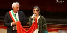 Albanese premiata a Reggio Emilia per Gaza, fischi al sindaco che parla di “condizioni” per la pace. Lei lo “rimprovera”: “Non lo dica più”