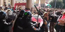 Flotilla, tensione a Bologna davanti alla stazione: la polizia respinge i manifestanti a manganellate – Video