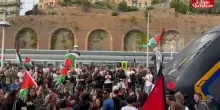 Corteo pro Gaza a Genova, i manifestanti invadono i binari della stazione. E mandano un messaggio a Ben Gvir: “Vergognoso”