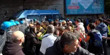 Corto pro Gaza a Bologna, manifestanti verso la tangenziale: scontri tra manifestanti e polizia – Video