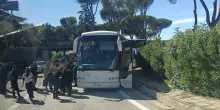 La denuncia dei pro-Pal: “Bloccano pullman e auto verso Roma”. Il Pd: “Controlli non limitino diritto a manifestare”