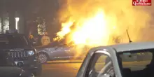 Auto e cassonetti in fiamme a Santa Maria Maggiore dopo il corteo pro Palestina di Roma: la polizia risponde con idranti – Video