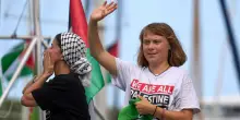 Flotilla, Greta Thunberg sarà espulsa da Israele insieme a 70 attivisti di altri Paesi, tra cui 15 italiani. I membri svizzeri: “Trattati in modo disumano”