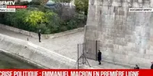 “L’ora più buia” di Macron: a piedi, da solo, lungo la Senna. Il video della tv all news
