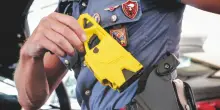 Picchia una barista e poi si barrica in casa: arrestato uomo vicino Roma