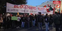 Roma, ancora in piazza per la Flotilla “bis” bloccata da Israele. I manifestanti: “Subito un canale umanitario permanente” – Video