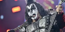 Gene Simmons dei KISS ricoverato d&rsquo;urgenza in ospedale: svenuto al volante dell&rsquo;auto si &egrave; schiantato. La moglie: &ldquo;Ha cambiato la terapia farmacologica&rdquo;