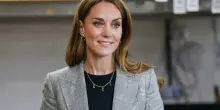 “Guardate negli occhi le persone che amate, siate pienamente presenti con i vostri figli e non attaccati ai cellulari: gli negate amore”: l’appello di Kate Middleton