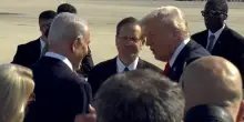Trump arriva a Tel Aviv, il pugno chiuso in segno di vittoria e la stretta di mano con Netanyahu – Video