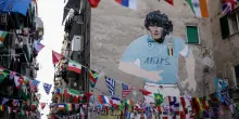 Sequestrate magliette e gadget sotto al Murales di Maradona a Napoli: accesso bloccato, turisti spaesati