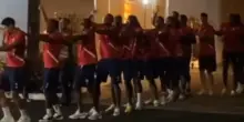 I tifosi del Panama sotto l’hotel dei calciatori del Suriname per non farli dormire: ma loro scendono in strada a ballare | Video