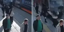 Donna con le cuffie non si accorge che il tram la sta per travolgere, viene salvata all’ultimo da una guardia – VIDEO