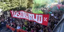 Migliaia di persone in corteo a Firenze coi lavoratori dell’ex Gkn: sventolate bandiere della Palestina – Video