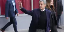 Francia, insulti e urla contro Sarkozy nella sua prima notte in carcere. I video dei detenuti finiscono in diretta sui social