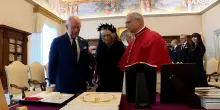 Re Carlo e Camilla incontrano il Papa in Vaticano: i saluti e lo scambio di doni. Ecco cosa è accaduto – Video