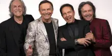 I Pooh sotto la tempesta all&rsquo;Arena di Verona non abbandonano &ldquo;la nave&rdquo; e cantano per i superstiti in platea &ndash; IL VIDEO