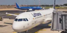 Lufthansa stanga i passeggeri: la tariffa Flex non &egrave; pi&ugrave; flessibile, arrivano penali fino a 2000 euro per le cancellazioni