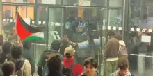 Tensione con la polizia al corteo pro Palestina di Torino: i manifestanti provano a entrare alla stazione Porta Susa – Video