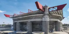 Nove persone indagate per la vendita dello stadio: ci sono anche due ex assessori di Milano. Perquisizioni della Finanza in Comune