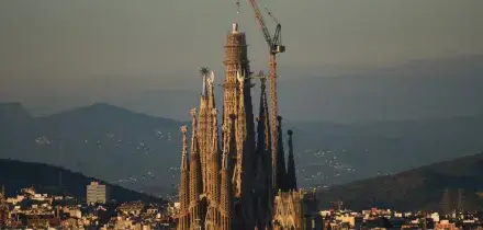La Sagrada Familia di Barcellona diventa la chiesa più alta del mondo: l’opera progettata dall’architetto Antoni Gaudí ha raggiunto i 162,91 metri di altezza