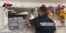 Catania, rifiuti e degrado nel cimitero di Aci Catena: sequestrate aree per rischio igienico e ambientale
