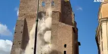 Torre dei Conti, il video del secondo cedimento: crolla la parte sommitale della struttura